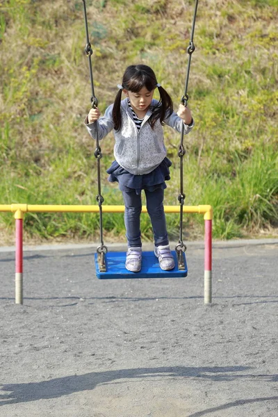 Japanisches Mädchen Steht Auf Der Schaukel Jahre Alt — Stockfoto