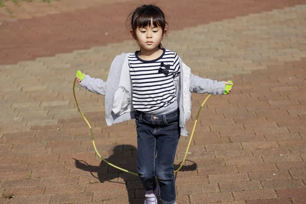Японська Дівчинка Років Грає Скакалкою — стокове фото
