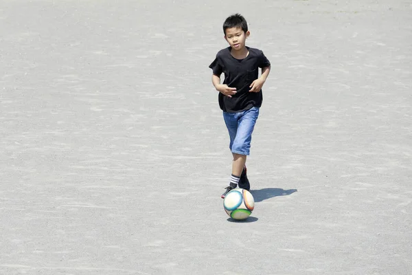 Japoński Chłopiec Dryblingu Piłki Nożnej Piąta Klasa Szkole Podstawowej — Zdjęcie stockowe