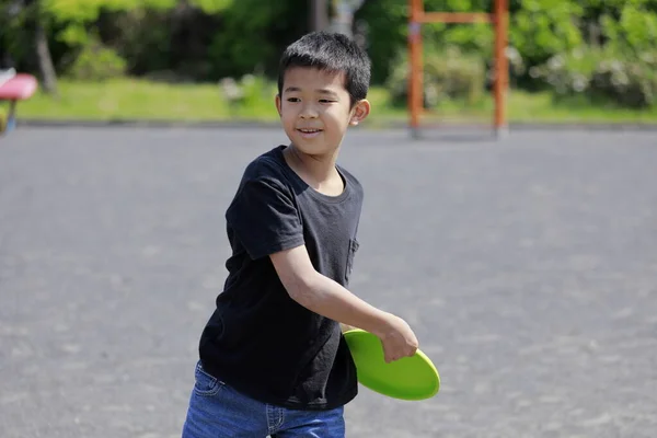 Japanska Pojke Spelar Flygande Skiva Femte Klass Grundskolan — Stockfoto