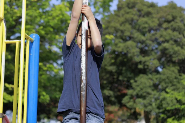 Chico Japonés Jugando Con Poste Escalada Quinto Grado Escuela Primaria —  Fotos de Stock