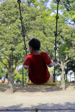 Salıncaktaki Japon çocuk (arkadan görünüşü) (İlkokulda beşinci sınıf)