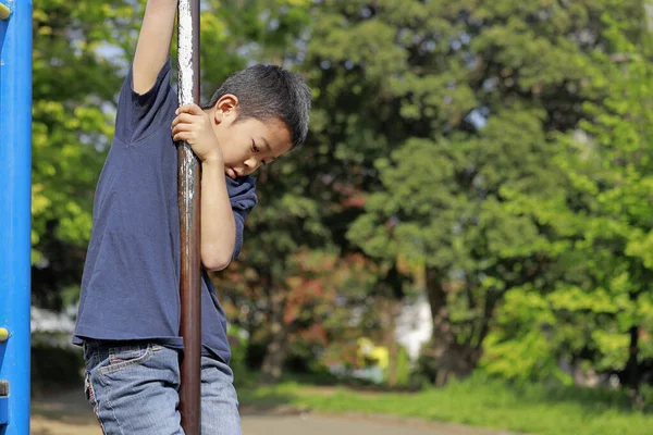 Japansk Pojke Leker Med Klätterstolpe Femte Klass Grundskolan — Stockfoto