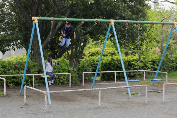 Japanisches Geschwisterpaar Auf Der Schaukel Jähriger Junge Und Jähriges Mädchen — Stockfoto