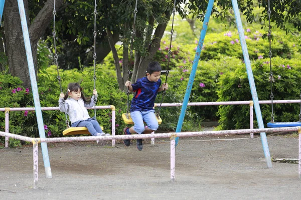 Japonská Bratr Sestra Houpačce Let Chlapec Let Dívka — Stock fotografie