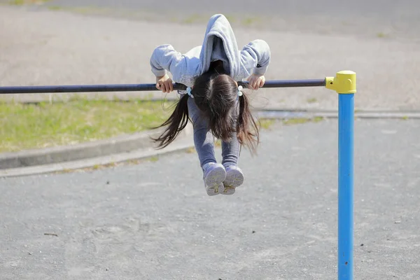 Japonesa Chica Jugando Con High Bar Años Edad — Foto de Stock