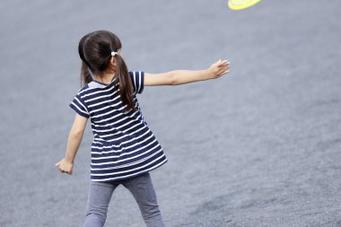 Japon kız uçan disk çalıyor (5 yaşında))