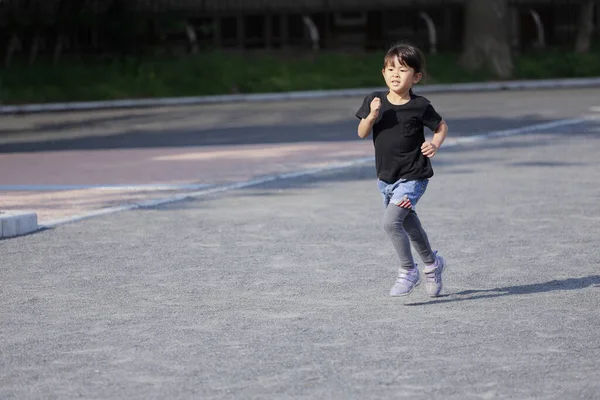 Correndo Menina Japonesa Anos — Fotografia de Stock