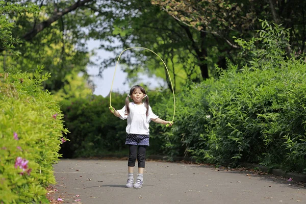 ジャンプロープで遊ぶ日本人女の子 — ストック写真