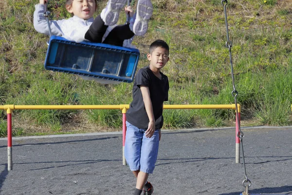 Japansk Syster Gång Och Bror Knuffar Henne Tillbaka Gammal Pojke — Stockfoto