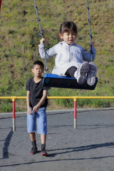 Japonês Irmã Balanço Irmão Empurrando Volta Anos Idade Menino Anos — Fotografia de Stock