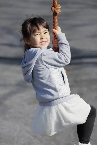 Menina Japonesa Anos Jogando Com Raposa Voadora — Fotografia de Stock