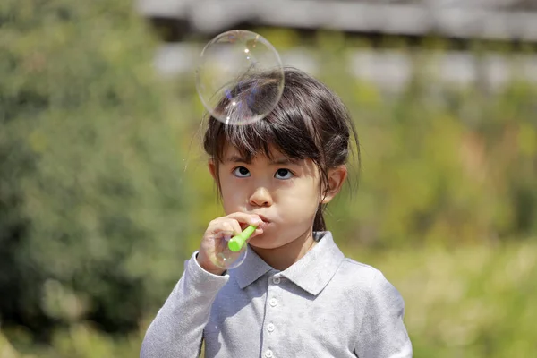 Japon Kız Mavi Gökyüzünün Altında Baloncukla Oynuyor Yaşında — Stok fotoğraf