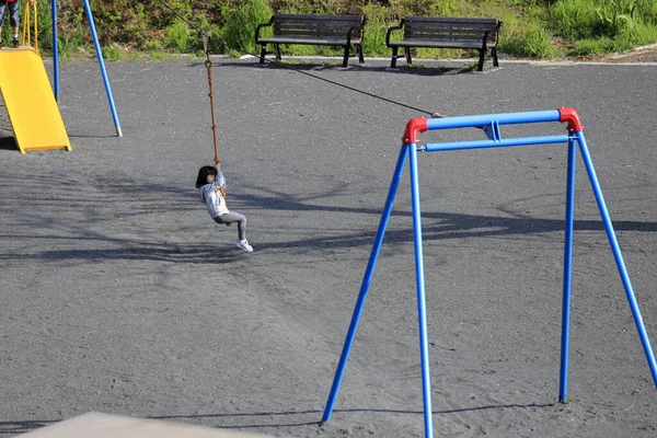 Menina Japonesa Anos Jogando Com Raposa Voadora — Fotografia de Stock