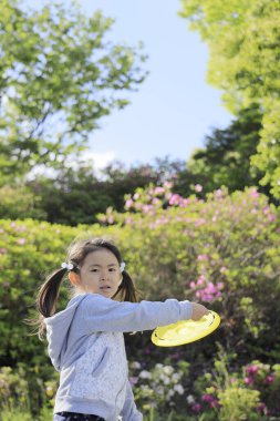 Japon kız uçan disk çalıyor (5 yaşında))