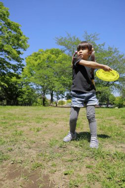 Japon kız uçan disk çalıyor (5 yaşında))