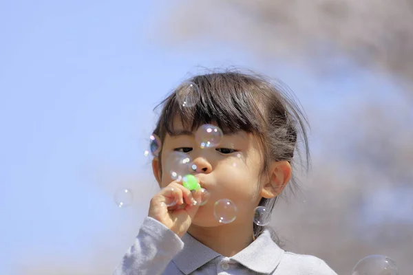 Japanska Flicka Leker Med Bubbla Den Blå Himlen Gammal — Stockfoto