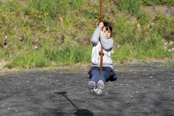 Giapponese Ragazza Anni Giocare Con Volpe Volante — Foto Stock