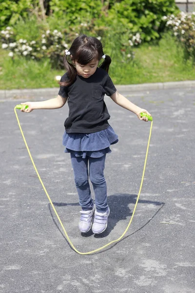 日本女孩 玩跳绳 — 图库照片