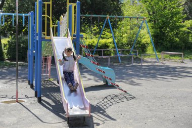 Japon kız slaytta (5 yaşında))