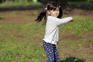 Japon kız uçan disk çalıyor (5 yaşında))