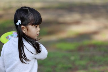 Japon kız uçan disk çalıyor (5 yaşında))