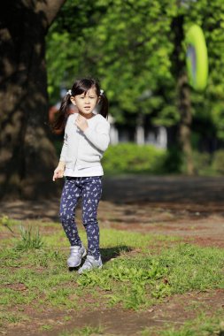 Japon kız uçan disk çalıyor (5 yaşında))