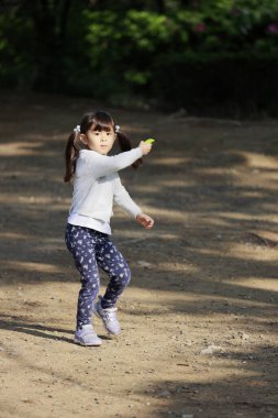 Japon kız uçan disk çalıyor (5 yaşında))