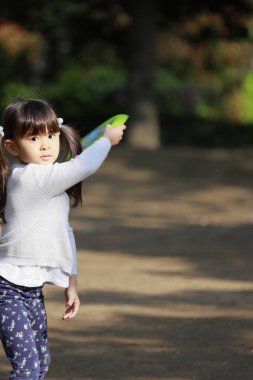Japon kız uçan disk çalıyor (5 yaşında))