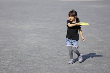 Japon kız uçan disk çalıyor (5 yaşında))