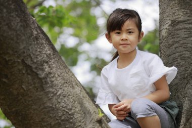 Japon kız ağaca tırmanıyor (5 yaşında))