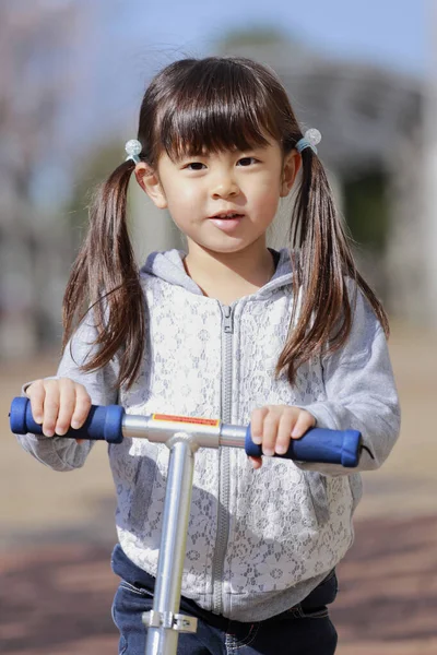 骑摩托车的日本女孩 — 图库照片