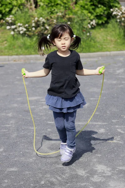 日本女孩 玩跳绳 — 图库照片