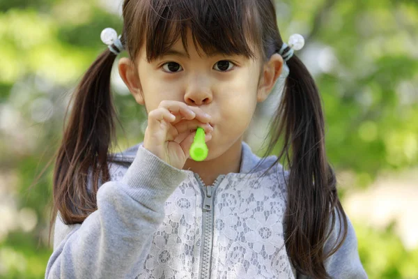 日本女孩玩绿色泡泡游戏 — 图库照片
