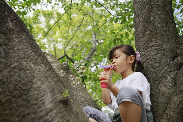 Japonská Dívka Hraje Bublinou Stromě Let — Stock fotografie