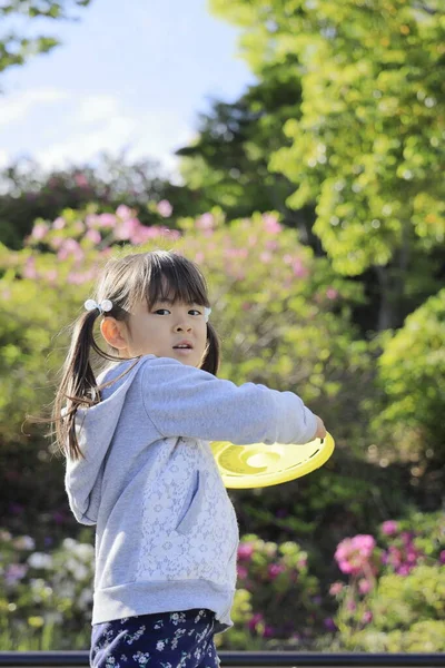 Japonská Dívka Hraje Létající Disk Let — Stock fotografie