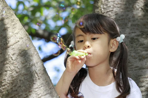 Japon Kız Ağaçta Baloncukla Oynuyor Yaşında — Stok fotoğraf