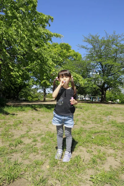 Chica Japonesa Jugando Con Burbuja Bajo Cielo Azul Años Edad —  Fotos de Stock