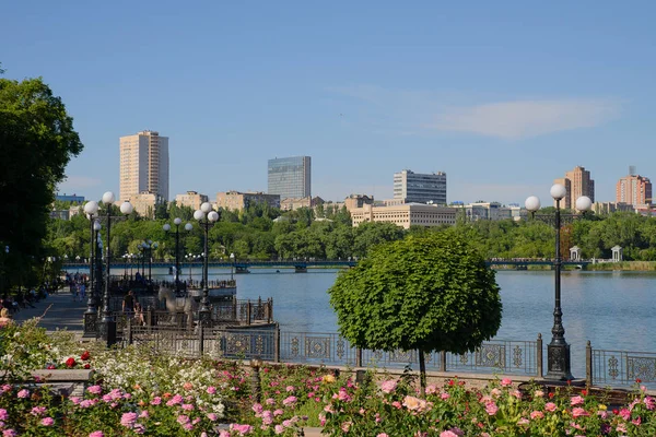 Parque Shcherbakova Com Rosas Donetsk Ucrânia — Fotografia de Stock
