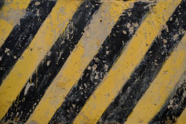 Beton blokta sarı ve siyah engelli şerit