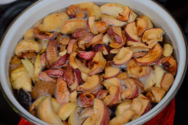 Kurutulmuş elma kompostosu bir tavada su ve kurutulmuş elmayla pişirilir.