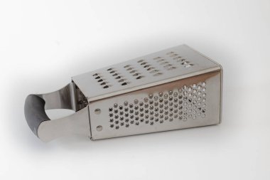 Dikdörtgen şeklinde, koni şeklinde rende sebzeler için beyaz arka planda, izole edilmiş, yalan söyleyen