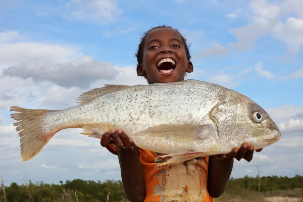 Ragazza con pesce in Morondava, Madagascar — Foto Stock