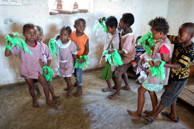 Anakao, Madagascar ilköğretim okulunda öğrenciler