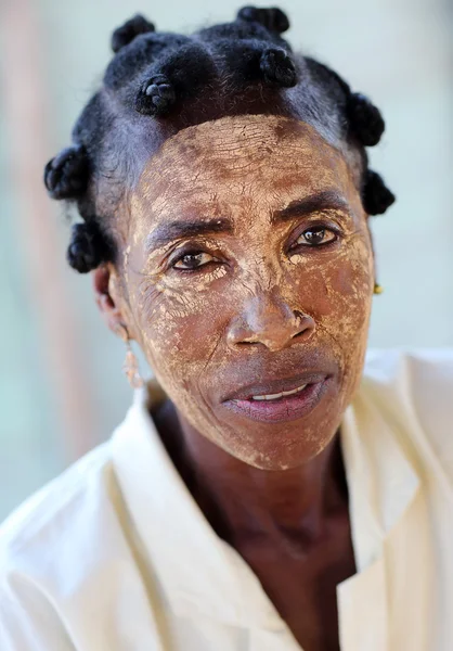 顔のマスクで正体不明の女性 — ストック写真
