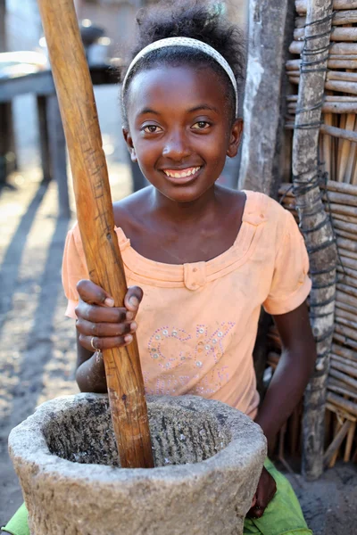 Fille non identifiée broie le manioc — Photo