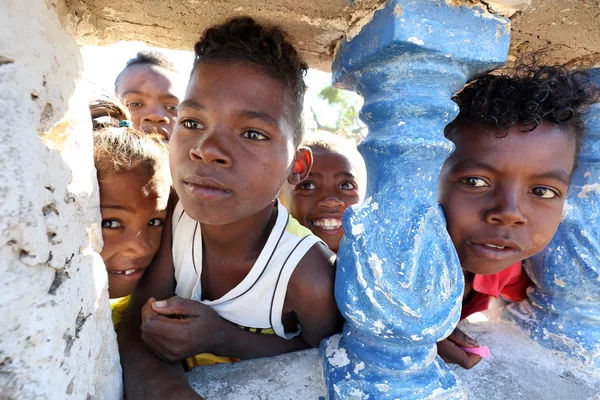 子供たちはマダガスカルの独立記念日のお祝いを見る. — ストック写真