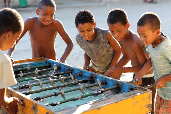 Skupina chlapců hrát stolní fotbal, Madagaskar — Stock fotografie