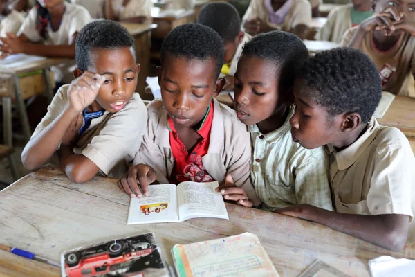 Estudantes da escola primária de Madagáscar — Fotografia de Stock