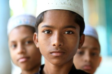 Kimliği belirsiz medrese öğrencileri